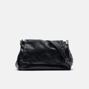 Väska från Zara - intressekoll på denna väskan från zara💕 Inget som helst fel på den🌸