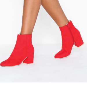 Detta är ett par röda klack ankle boots med rundad tå och dragkedja på insidan. Klack höjder är 7cm. Använd fåtal gånger! 