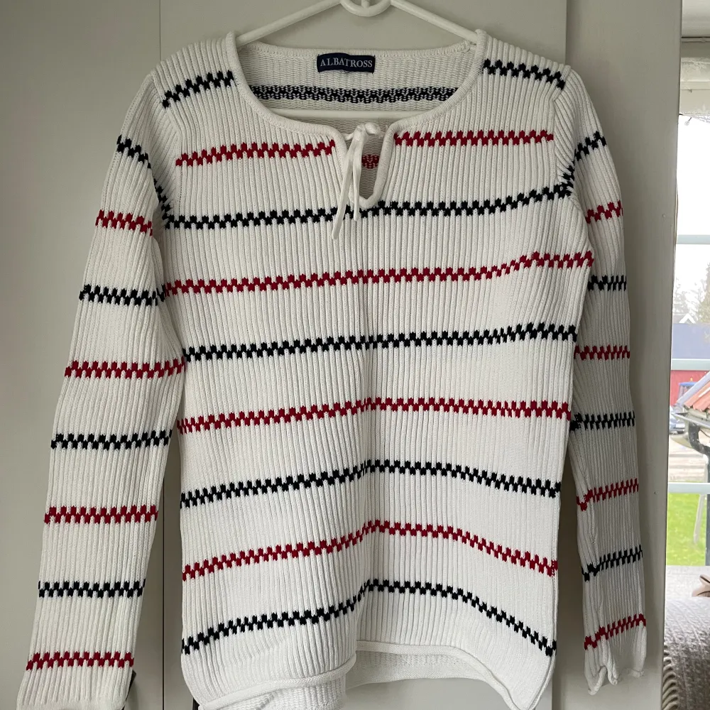 Säljer denna supermysiga ”Pippi-tröja” som jag använt sparsamt! Från märket Albatross, står inte storlek i men skulle uppskatta den till en S!   Köparen står för frakten, kan även lämnas över om du bor i Uppsala eller på Gotland! 🫶🏽🫶🏽 . Tröjor & Koftor.