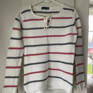 Säljer denna supermysiga ”Pippi-tröja” som jag använt sparsamt! Från märket Albatross, står inte storlek i men skulle uppskatta den till en S!   Köparen står för frakten, kan även lämnas över om du bor i Uppsala eller på Gotland! 🫶🏽🫶🏽 