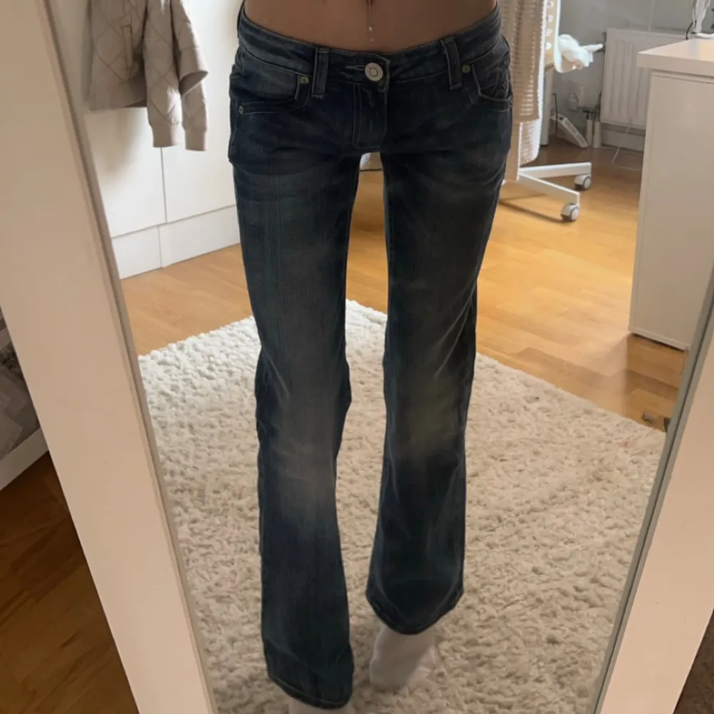 Så fina jeans med coola fickor bak i nyskick, storlek xs,  Innerbenslängd: 80 cm midjemått:35cm (x2) + mycket stretch, sträcker sig till ungefär 38 (x2) vill du köpa trycker du på köp nu, jag postar inom 24h. Jeans & Byxor.