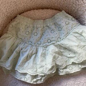 Kjol från zara  - Kjol från zara med  i syda shorts, använd fåtal gånger. Storlek 152. Nypris 299