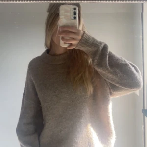 Stickad tröja - Superfin brun stickad tröja i bra skick. Säljer pga av att dne va lite för stor för mig å därför aldrig kommit till användning💞