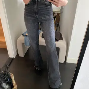 Zara jeans, raka i modellen. Funkar för TALL jag har 85 i beninnerlängd och de är perfekta på mig och någon cm längre. Men kan klippas av och så kan man anpassa till sin längd då dom är sydda raka och utan kant där nere. Jag är 174 för referens. 