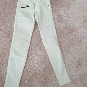 Vita zara skinny jeans med dragkedja vid fickan 