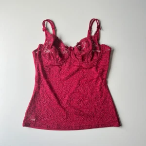 Spetslinne - Rött vintage spetslinne med inbyggda byglar från Secret Moments 💕