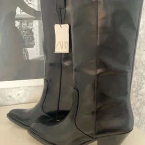 Zara stövlar  - Stövlar från zara i storlek 38,, använd få gånger. Bag medföljer!💕