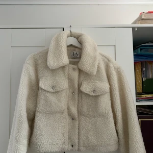 Teddyjacka  - Teddyjacka, används inte och därav säljer jag den. I storlek s/m, i använt skick. Köparen står för frakten! 