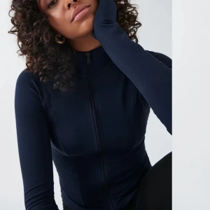 soft touch zip jacket - En tränings zip från Ginatricot, Använd få gånger & är i bra skick !💗