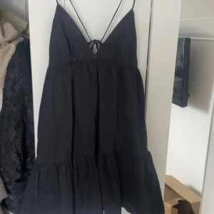 Zara klänning  - Svart klänning från zara. Storlek S