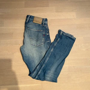 Replay jeans - Ett par schysta Replay jeans i storleken 30/32, fint skick och sparsamt använda, Pris kan diskuteras vid snabb affär 