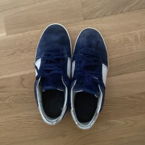 Valentino flycrew - Ett par valentino flycrews i färgen marinblå! Väldigt eftertraktade och populära, väldigt svåra att få tag i! 4 spikar saknas på vänster sko och 2 på höger sko! Storlek 42,5 passar även 43-43,5!