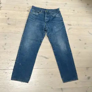 Tjena! Nu säljer jag dessa SJUKT feta vintage saint laurent jeans för att de inte används. Hål i fickan, Lite målarfärg på ett av benen och lite slitage längst ner men inget jätte farligt. Hoppas du vill köpa!