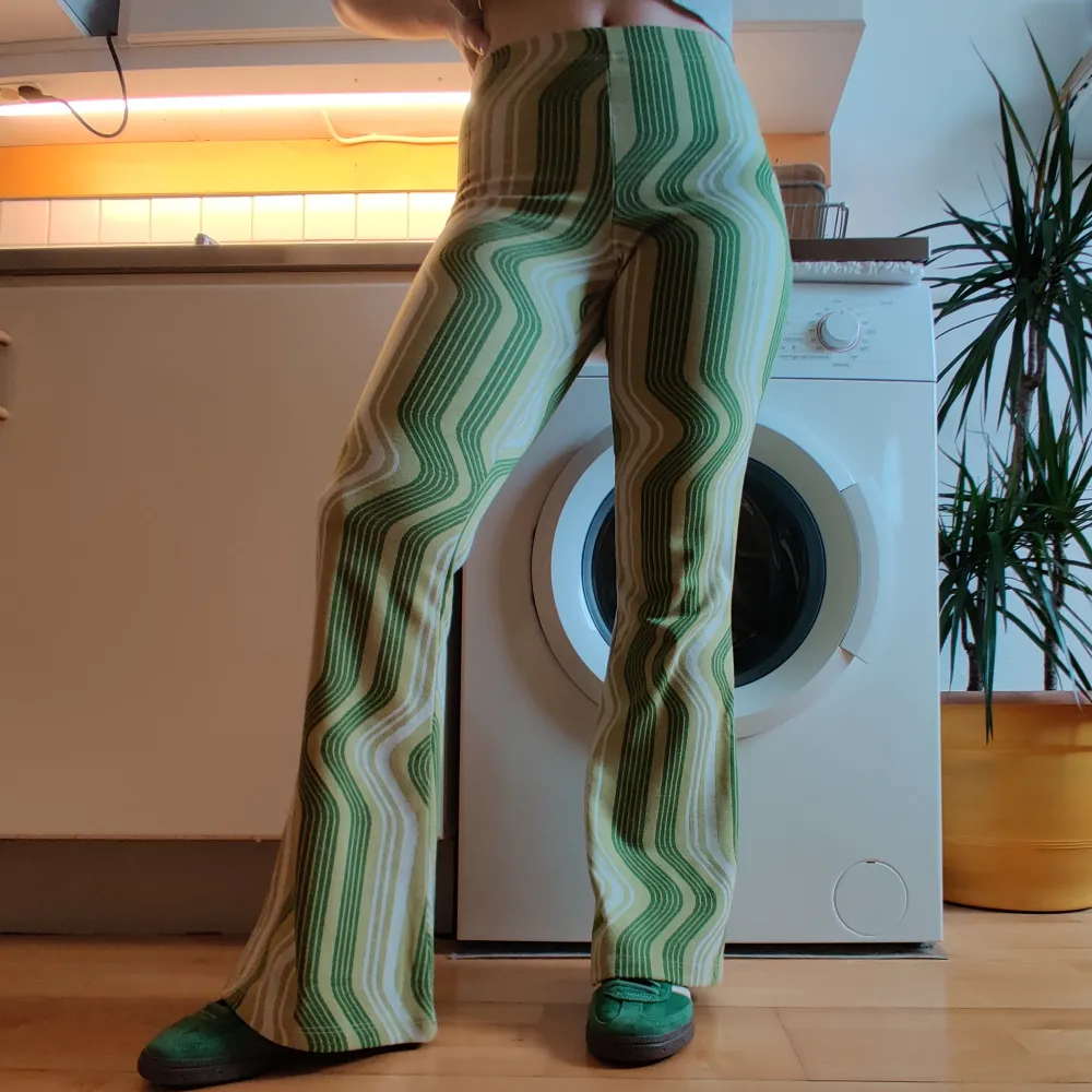 Utsvängda leggings med unikt mönster. Från urban outfits och knappt använda. Som referens är jag 161cm. Jeans & Byxor.