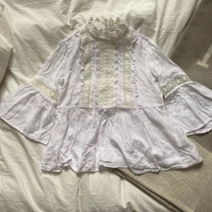 Sommar topp - Så fin sommar topp men lite försliten för mig(jag har st S oftast) så har inga bilder på tyvärr💕. Lite noppig vid spetskanten men inga andra defekter 