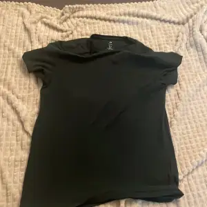 Vanlig svart t shirt storlek S