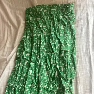 intressekoll på min gröna blommiga sommar kjol från dobber💘 har blivit lite kort på mig men älskar fortfarande! kanske kan säljes men kontakakta mig vid intresse💕 köpt på MQ 💓 finns inte längre att köpa💘 köpt för ca 400-500 har jag för mig💕