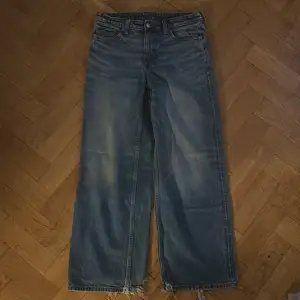 Ett par ganska gammla jeans från weekday som ser ganska stora ut, fast e bra tajt i midjan!! Waist:28 L:32 stod det på lappen 