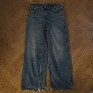 Weekday-mom jeans 👖  - Ett par ganska gammla jeans från weekday som ser ganska stora ut, fast e bra tajt i midjan!! Waist:28 L:32 stod det på lappen 