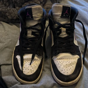 Air jordans 1 - Köpte för 2,5 år sen av en tjej här på Plick för 1200 kr. Säljer för högst 500 minst 300. Ganska slitna men är fortfarande snygga om dem tvättas ordentligt. 