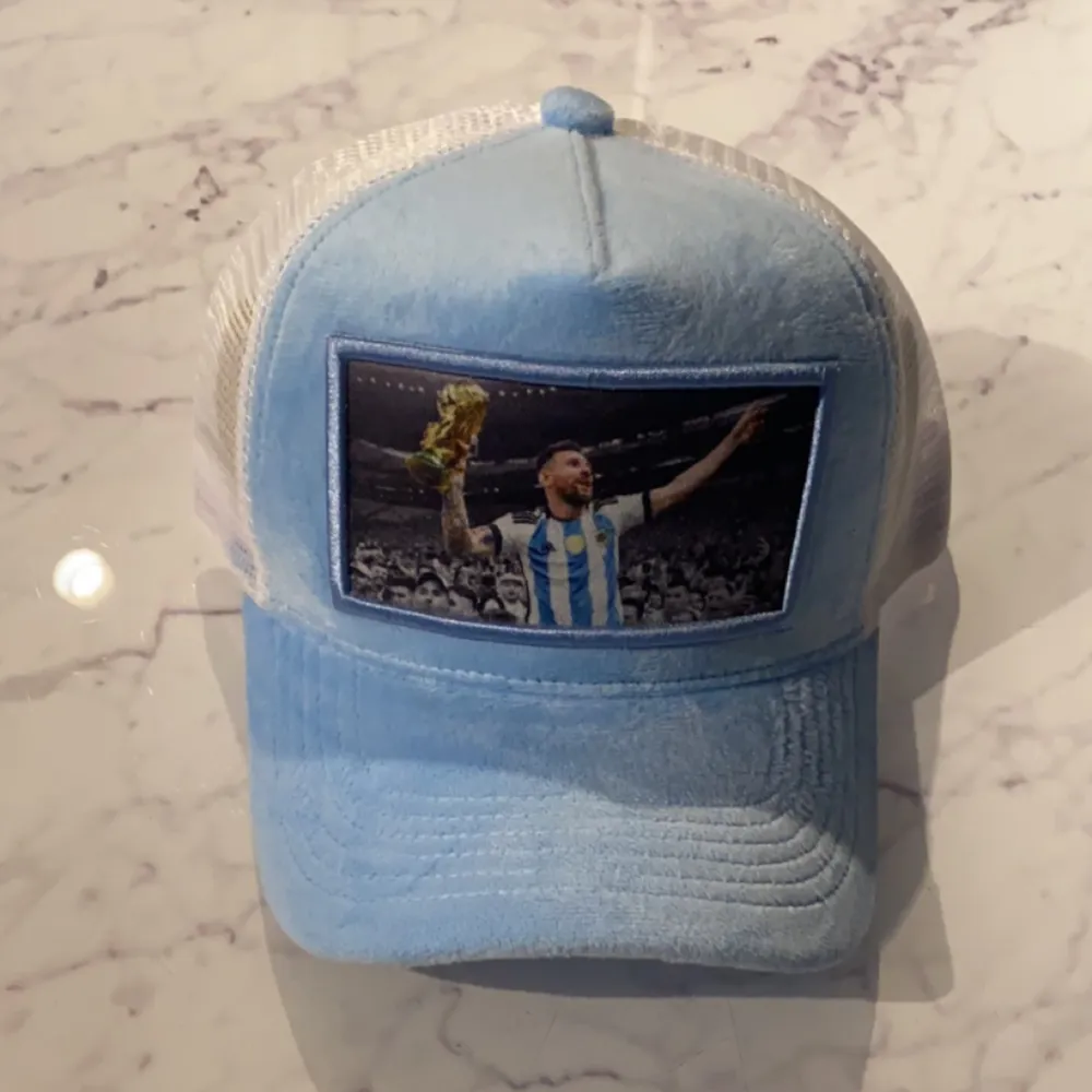 En riktigt snygg Messi keps med en bild tagen från när han vann VM med Argentina. Om du har några frågor eller funderingar är det bara att du hör av dig.. Accessoarer.