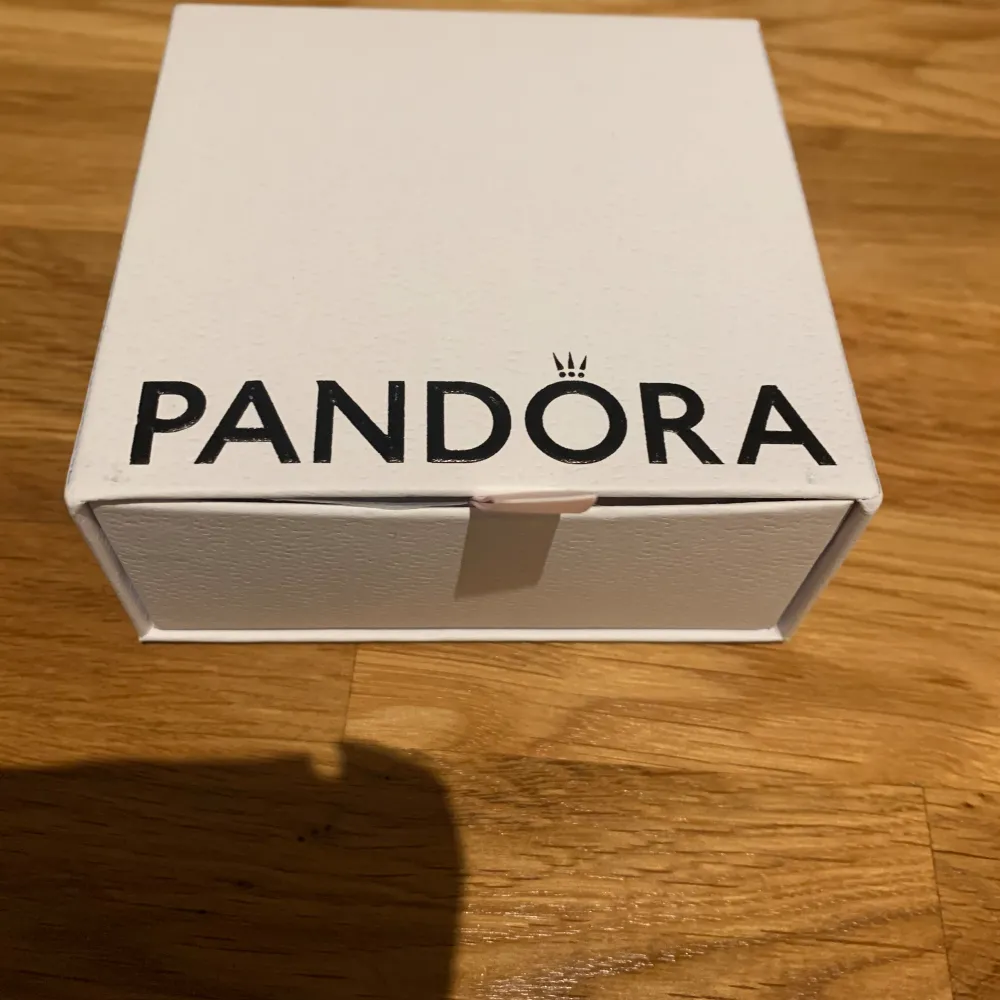 Köpte den på Pandora men tyckte att den var för stor och inte så snyggt på mig! Original pris är 900kr men jag ska sälja för 600kr, priset kan diskuteras! Skriva till mig om du har några frågor! ❤️. Accessoarer.