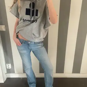 Sp fina jeans från lee! Midjemått:38cm och innerbenslängden:82cm! Jeansen är ganska stretchiga så passa någon som har storlek XS-M. Kontakta vid frågor!☺️❤️