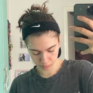 Nike hårband unisex - Har typ aldrig använt, super bra till träning dock. Har inte stort huvud för referens.