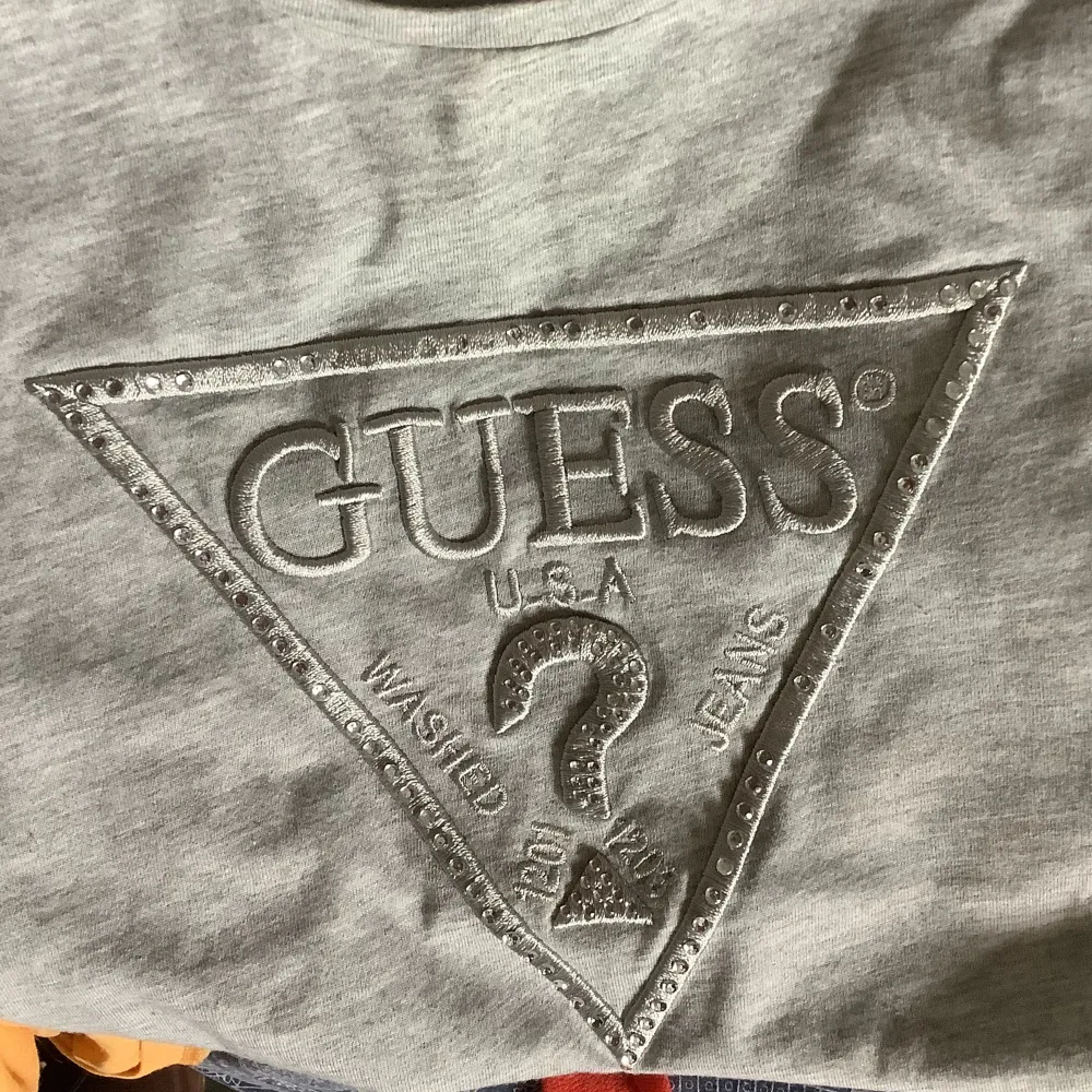 Snygg Guess T-shirt med diamantdetaljer som några dock har fallit av, men annars i bra skick, storlek 36. Toppar.