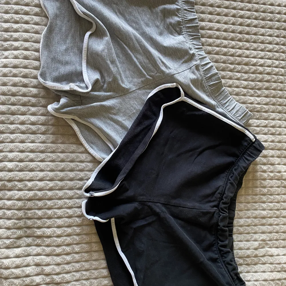 2 shorts från H&M. Svarta i använt skick och dom gråa i bättre skick. Säljer båda tillsammans för 40kr. . Shorts.