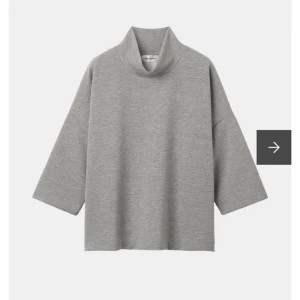 Krag tröja❤️❤️ - As snygg tröja med krage, vet inte riktigt var den är ifrån! Jag har köpt den här på Plick, och jag fullkomligt Äääälskar materialet❤️❤️🥳 Här av er så fort som möjligt! Kan också tänka mig att byta mot något annat fint❤️🤙🤙🤙❤️‍🔥❤️‍🔥🧜‍♀️