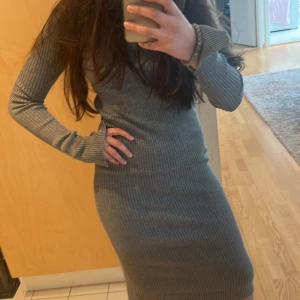 Långklänning  - Säljer denna fina långklänning från Gina tricot, inga som helst effekter och den är jättestretchig och skön, passar typ till varje dag💗