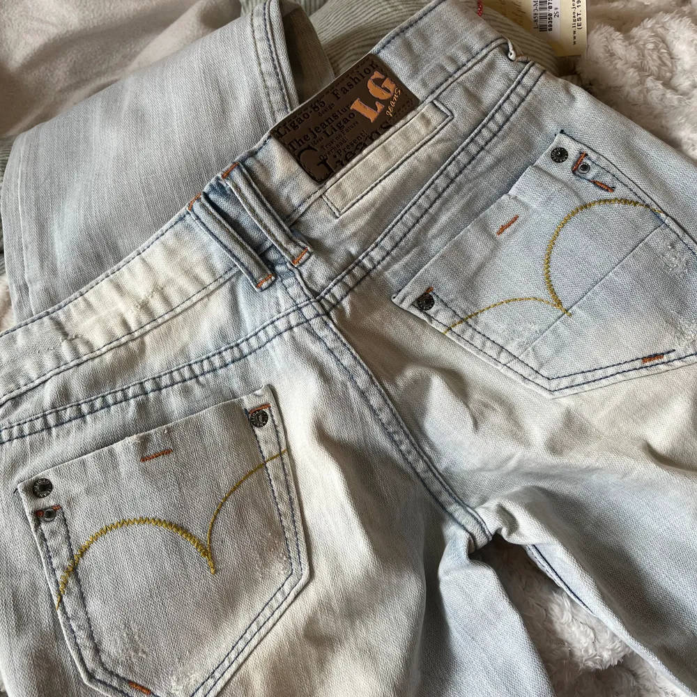 Jätte snygga trendiga lowrise jeans. Mycket bra skick. Pris kan diskuteras!! Skriv bara❤️ midja: 36 cm total längd: 106 cm. Står att det är storlek 29, (M) men passar mer som XS/S. Jeans & Byxor.