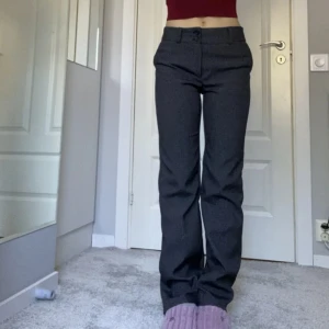 Gråa lågmidjade kostymbyxor - Mina favorit lågmidjade kostymbyxor jag köpte utomlands, insydda vid sidorna men det går att sprätta upp🤍