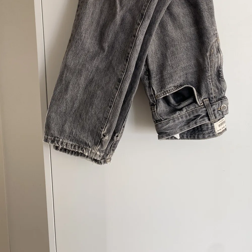 Snygga gråa jeans från pull&bear stilrena men har några defekter nere vid slutet av byxorna annars i toppskick . Jeans & Byxor.