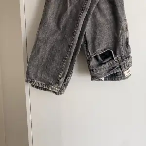 Snygga gråa jeans från pull&bear stilrena men har några defekter nere vid slutet av byxorna annars i toppskick 