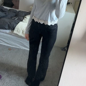 Svarta kostymbyxor  - Svarta bootcut kostym byxor från Vero Moda nypris är ungefär 400kr tror jag. Aldrig använda.