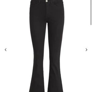 Lowwaist bootcut  - Super fina och härliga jeans från Vila. Storlek som står på byxorna är en XL men passar dig som har M/L också!  Pris går alltid att diskuteras❣️