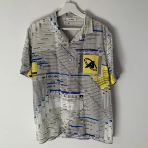 Arigato skjorta  - Arigato skjorta med häftig design. Skjortan har inte kommit mycket till använd och har därför ett bra skick. Storlek S men passar även M. 