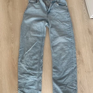 Blå jeans - Dessa blå jeans är väl använda men det är så snygga! Defekter förekommer men det är verkligen så snygga