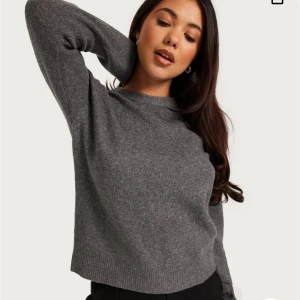 Stickad tröja - Säljer denna tröja från Nelly. Endast använd en gång och är som i nyskick. 