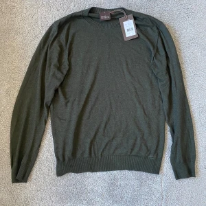 Oscar Jacobsson - Säljer denna oanvända oscar jacobsson tröja då den var lite liten. Köpt för 1700 på NK. Säljer för 499kr