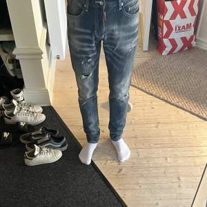 Dsquared2 jeans gråa. Passar storlek 28/29 i midjan.
