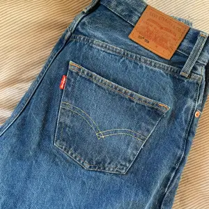 Midwaist jeans, se bild ett för färgen. Säljer pga kommer aldrig till användning⭐️Nypris ca 750 kr