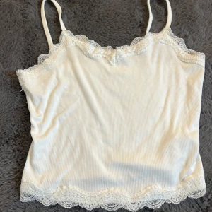 Vitt spets linne - Fint linne från shein och stor i storleken så passar om man har en större storlek än vad den står att den är.