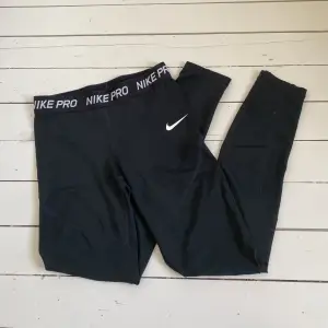Svarta Nike leggings. Använda, bra skick