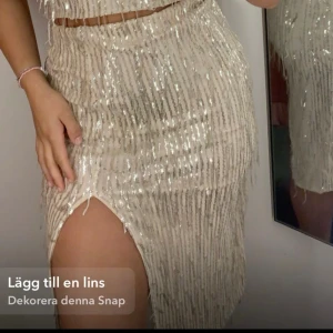 Glittrig kjol - Köpt på ginatricot, säljer matchande topp till separat