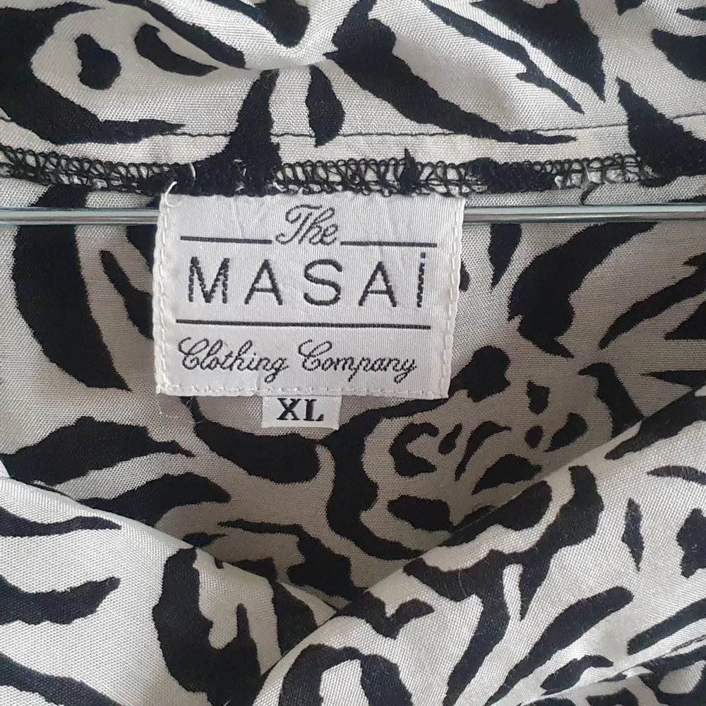 Från The Masai Clothing Company. Som ny, väldigt bra skick, inga fel! Ärmlös, typ linne, med smock över bysten. Vit och svart i lätt viskos. Jag har strukit den, men man kan få en häftig crincle-look om man efter tvätt, när den är fuktig, vrider den. Blusar.