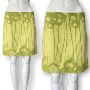 Marimekko Kjol - Kjol från Marimekko, vet ej storleken. Står nummer 28/12(?) men är utsuddat. 100% bomull. Finns ingen underkjol. Krymper max 3%. Diskret dragkedja vid ena höften. MÅTT: midjebredd 41/42cm & längd 45cm