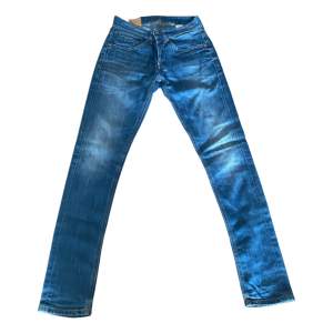 Dondup jeans i storlek 30. Cond 8/10. Nypris 2499, köp för endast 799. Hör av dig gärna vid minsta fundering o för fler bilder.